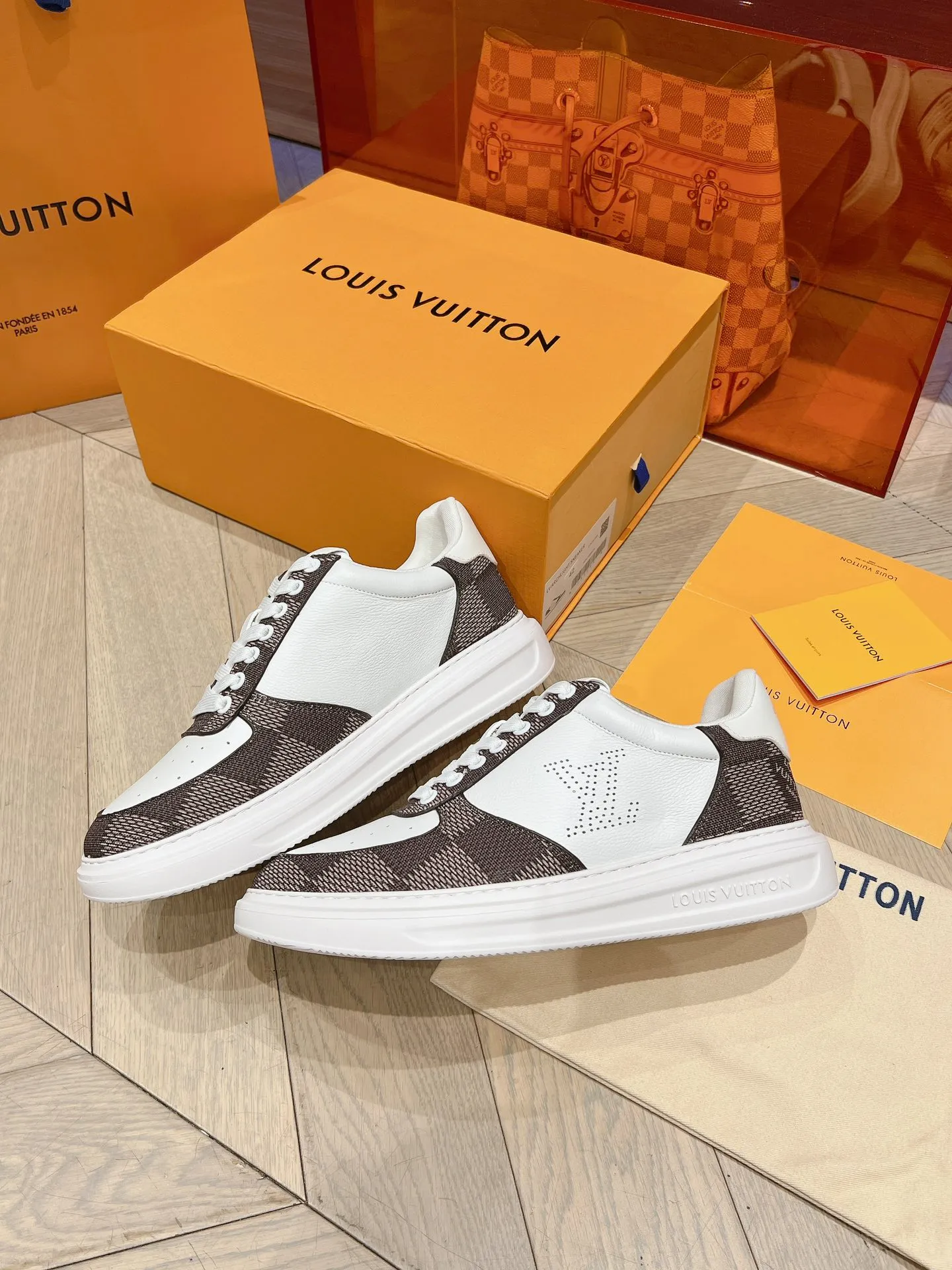 👟👟Ex-factory price 680👟👟 New LV white shoes for men, checkerboard series, plaid color matching, pure cowhide, 3D printed breathable holes, men's casual business travel shoes👟full of comfort, size: 37-45